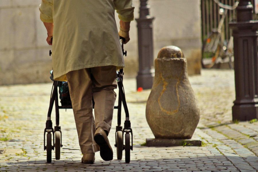 Choosing a Four Wheel Walker With Brakes